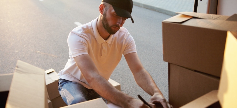 local Washington Heights movers crewman helping you load a truck